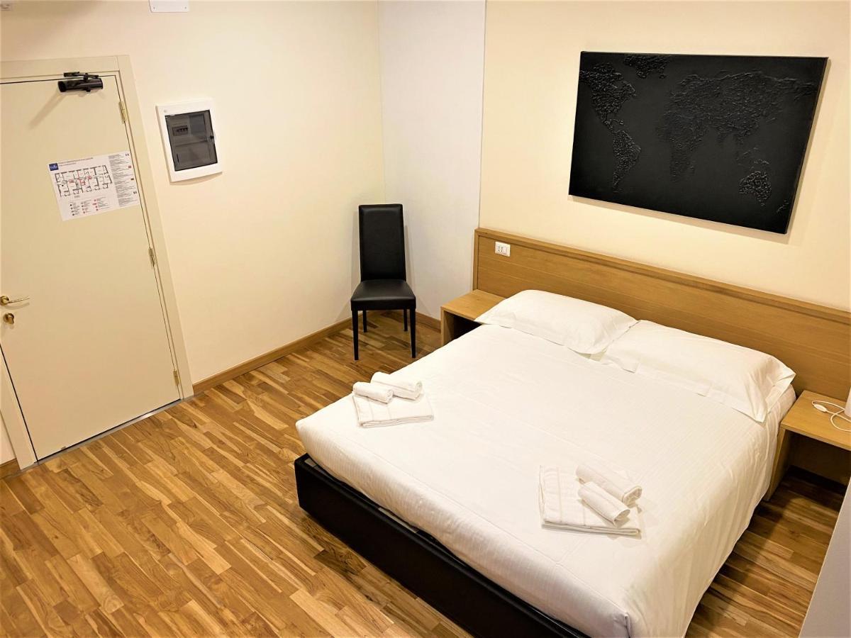 Hotel Trieste Morbegno Esterno foto