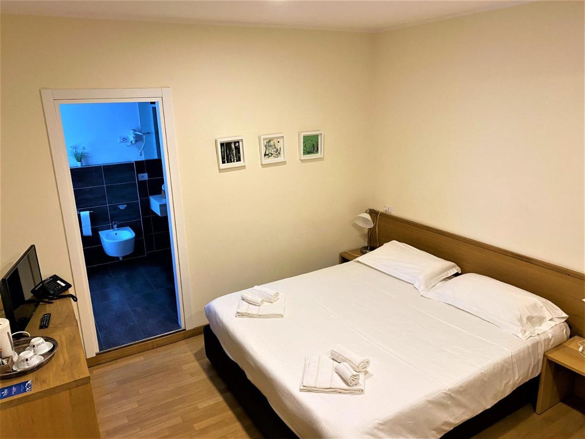 Hotel Trieste Morbegno Esterno foto