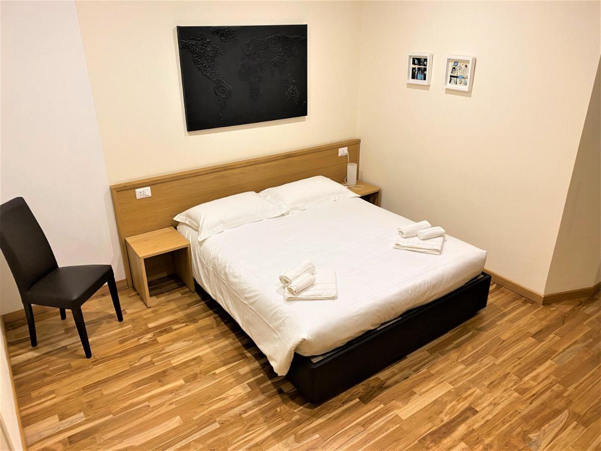 Hotel Trieste Morbegno Esterno foto