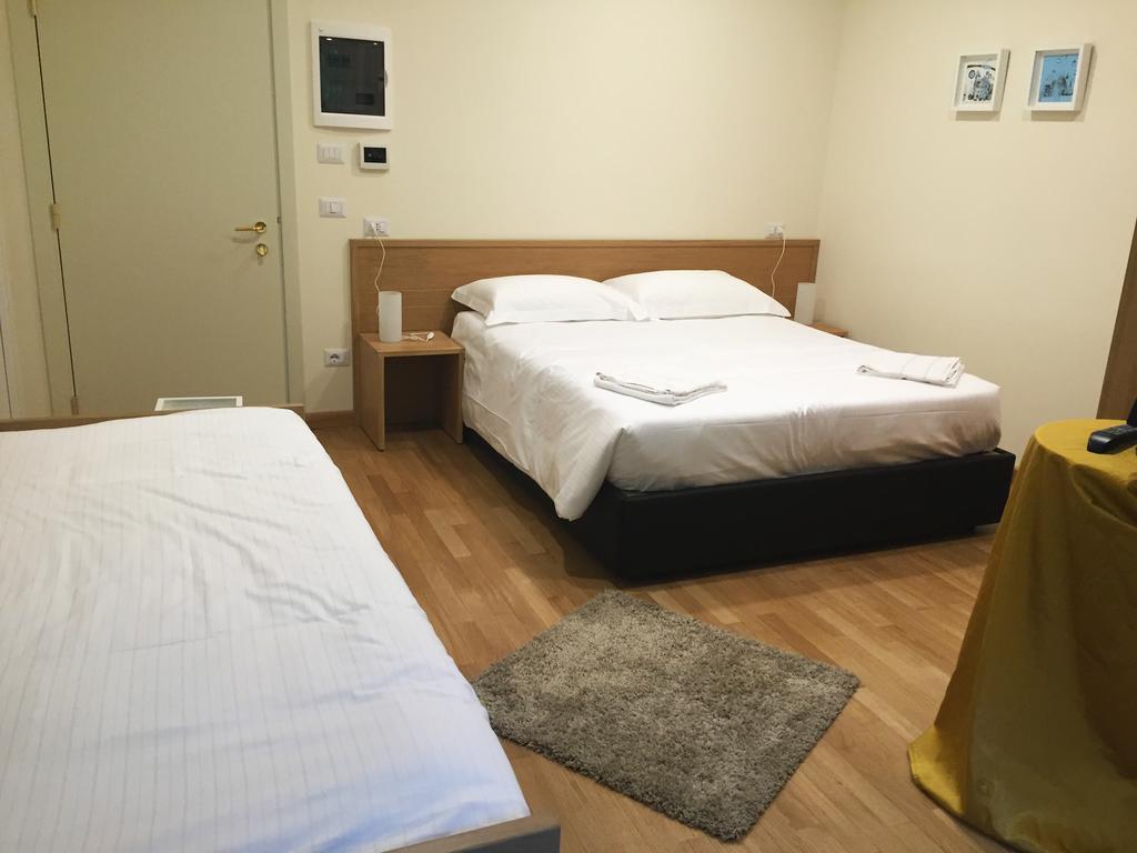Hotel Trieste Morbegno Esterno foto