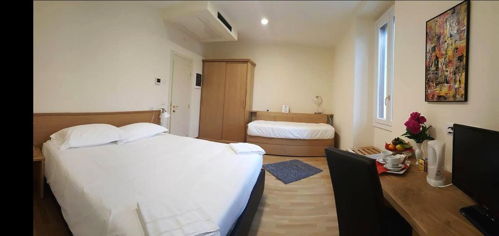 Hotel Trieste Morbegno Esterno foto
