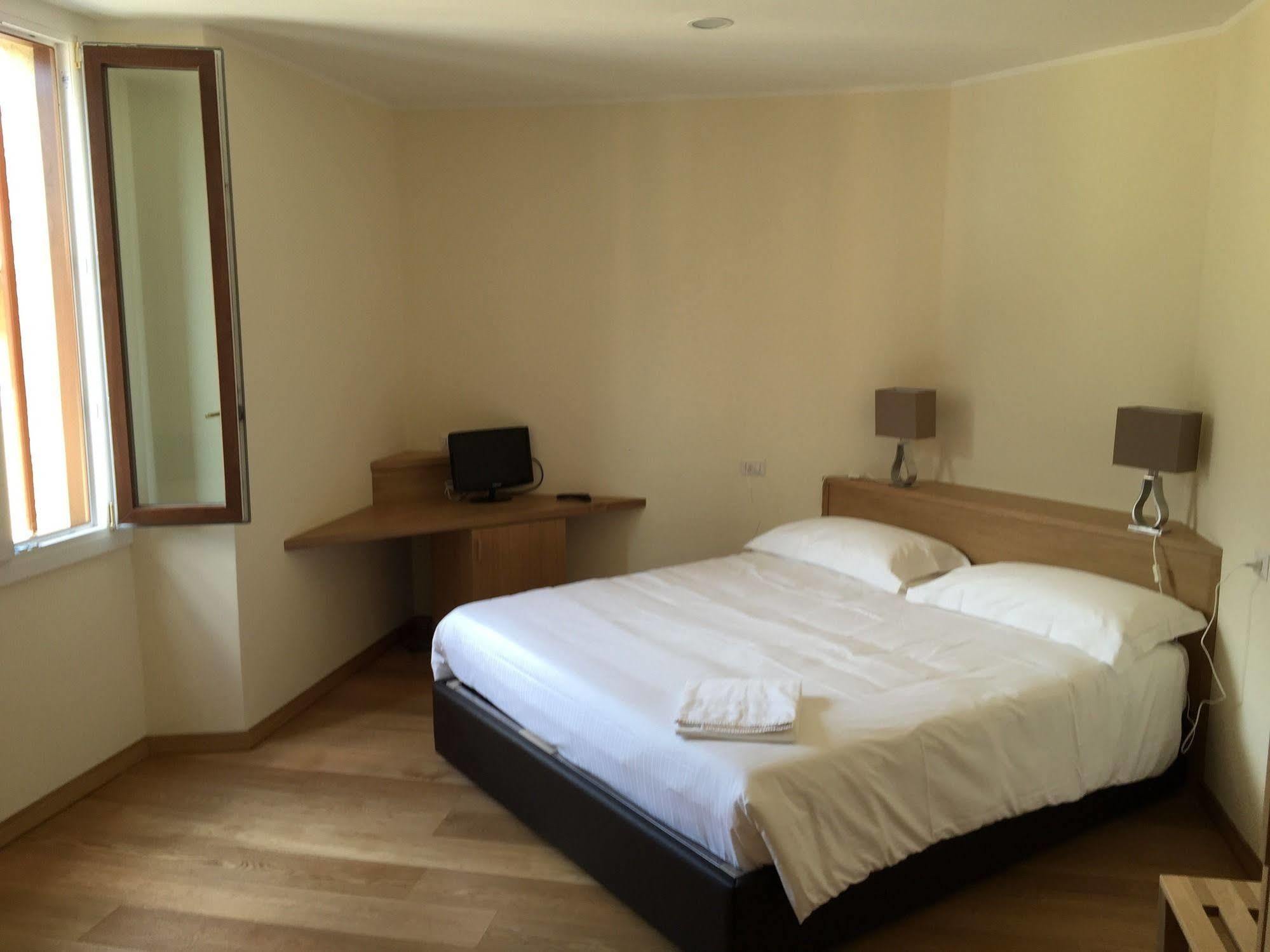 Hotel Trieste Morbegno Esterno foto