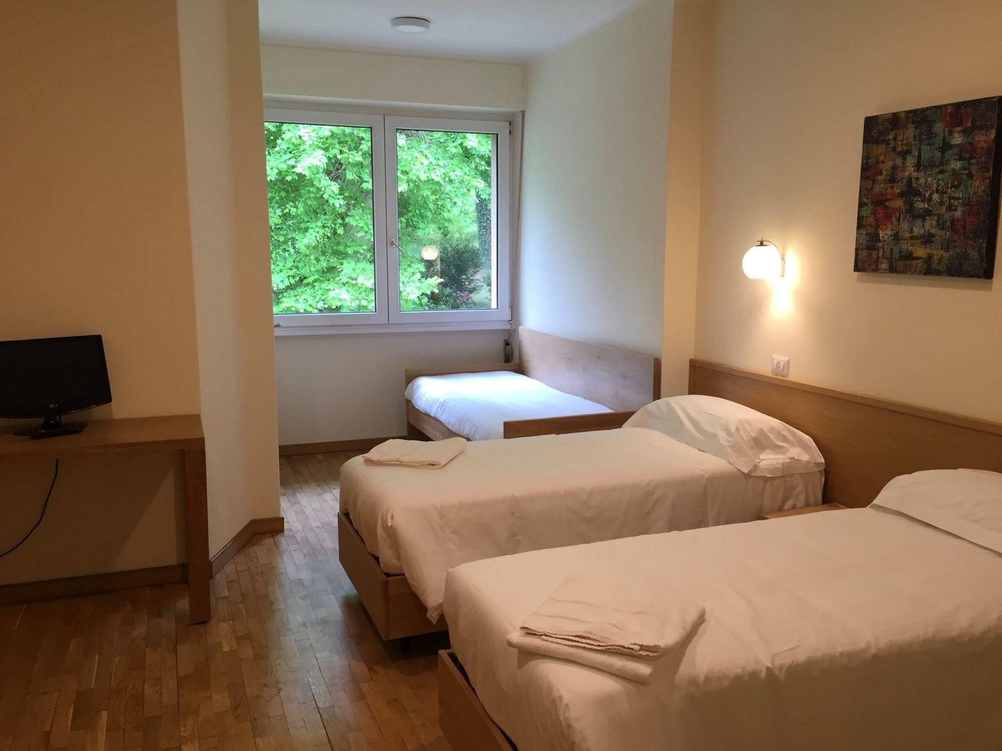 Hotel Trieste Morbegno Esterno foto