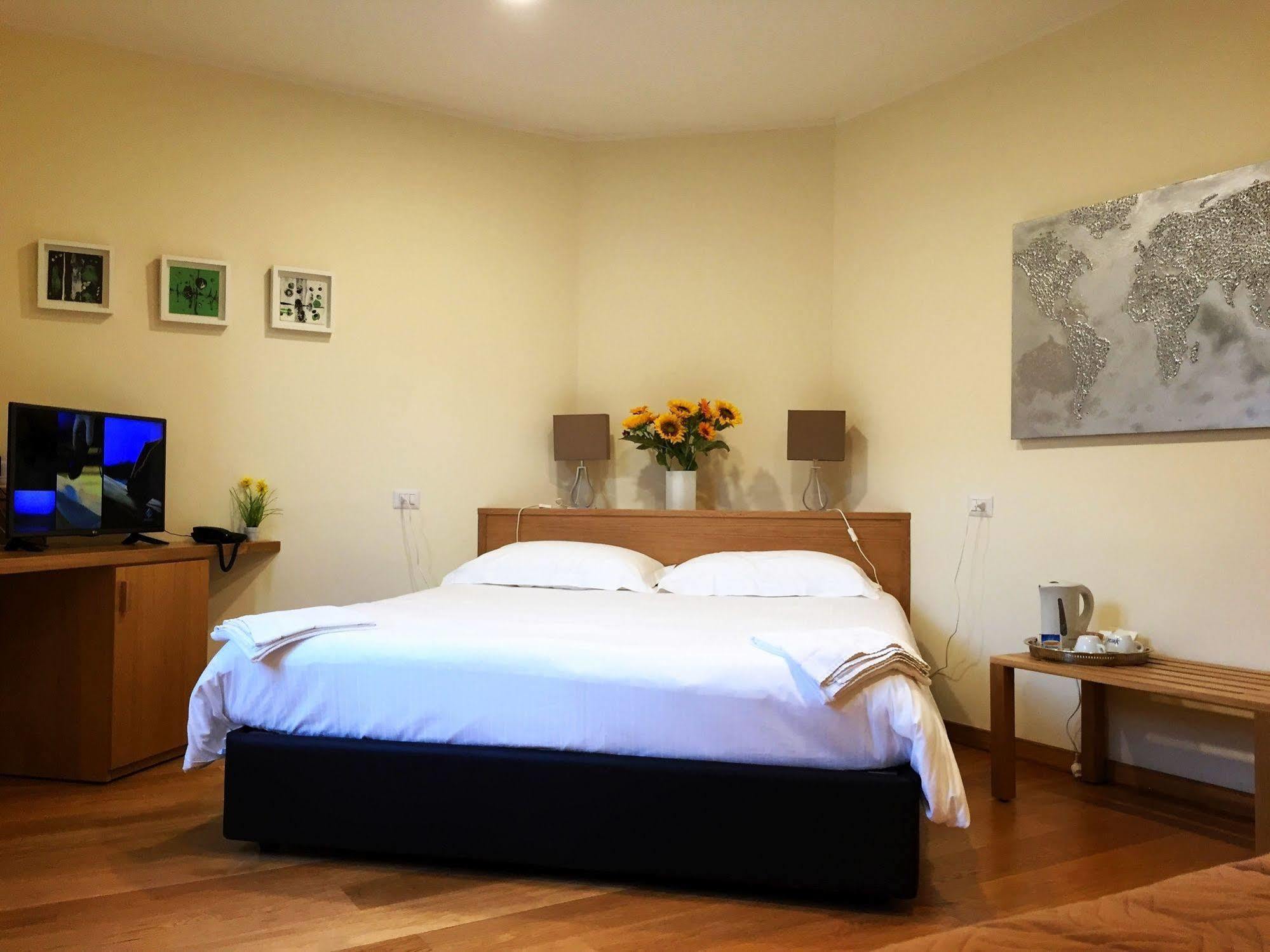 Hotel Trieste Morbegno Esterno foto